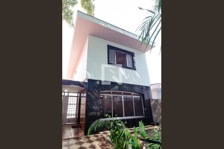 Casa à venda com 267m², 3 quartos e 3 vagas Casa à venda com 267m², 3 quartos e 3 vagasEntrada