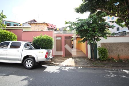 Casa à venda com 414m², 4 quartos e 3 vagasFachada