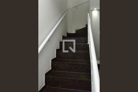 Casa à venda com 80m², 3 quartos e 2 vagasEscada