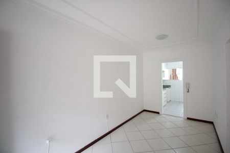 Sala de casa de condomínio para alugar com 2 quartos, 60m² em Santa Mônica, Belo Horizonte