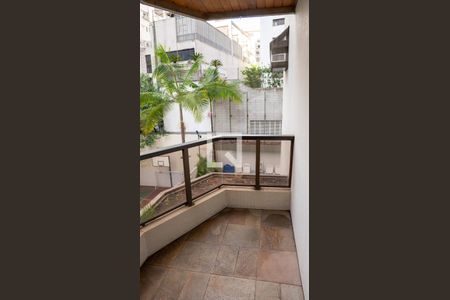 Apartamento à venda com 241m², 5 quartos e 4 vagasVaranda