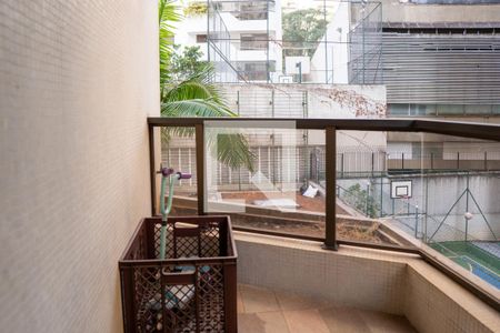 Apartamento à venda com 241m², 5 quartos e 4 vagasVaranda
