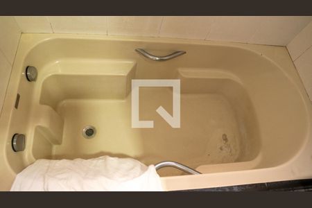 Apartamento à venda com 241m², 5 quartos e 4 vagasBanheiro da Suíte 1