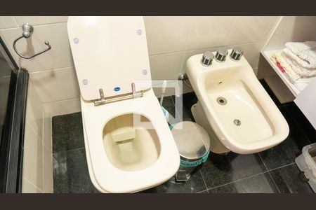 Apartamento à venda com 241m², 5 quartos e 4 vagasBanheiro da Suíte 1