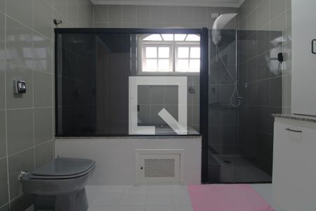 Casa à venda com 300m², 3 quartos e 3 vagasBanheiro da suíte