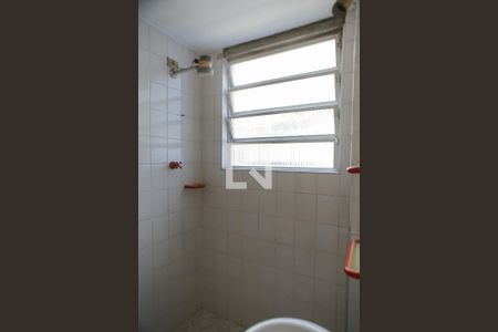 Banheiro de kitnet/studio para alugar com 1 quarto, 27m² em Ponta da Praia, Santos