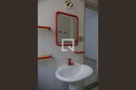 Banheiro de kitnet/studio para alugar com 1 quarto, 27m² em Ponta da Praia, Santos