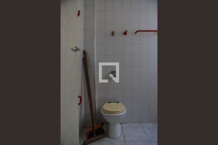 Banheiro de kitnet/studio para alugar com 1 quarto, 27m² em Ponta da Praia, Santos