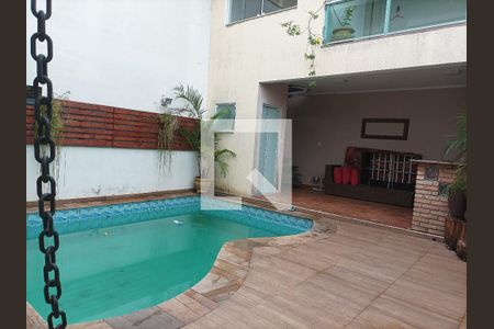 Casa à venda com 250m², 5 quartos e 2 vagas Casa à venda com 250m², 5 quartos e 2 vagasÁrea comum - Piscina