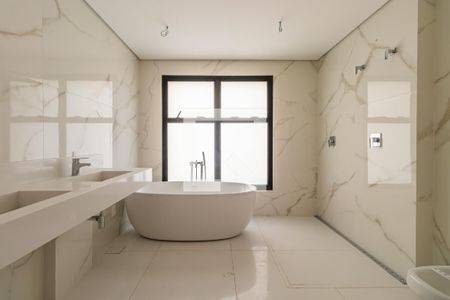 Apartamento à venda com 365m², 4 quartos e 5 vagas Apartamento à venda com 365m², 4 quartos e 5 vagasBanheiro 2 da Suíte 4