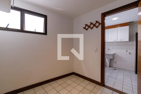 Apartamento à venda com 185m², 3 quartos e 3 vagas Apartamento à venda com 185m², 3 quartos e 3 vagasQuarto de Serviço