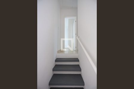 Casa de condomínio para alugar com 86m², 3 quartos e 2 vagas Casa de condomínio para alugar com 86m², 3 quartos e 2 vagasEscada