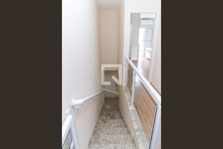 Casa de condomínio à venda com 100m², 3 quartos e 2 vagasEscada