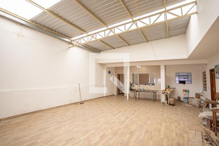 Casa para alugar com 240m², 2 quartos e 1 vaga Casa para alugar com 240m², 2 quartos e 1 vagaSalão