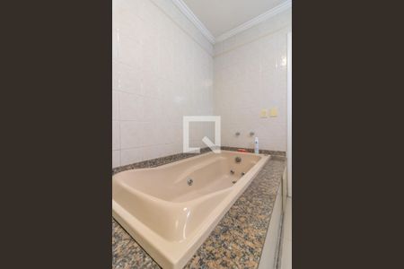 Casa de condomínio para alugar com 420m², 5 quartos e 4 vagasSuíte 1 - Banheiro