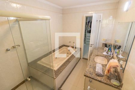 Casa de condomínio para alugar com 420m², 5 quartos e 4 vagasSuíte 1 - Banheiro