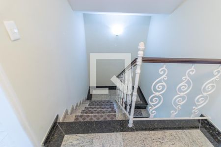 Casa de condomínio para alugar com 420m², 5 quartos e 4 vagasEscada