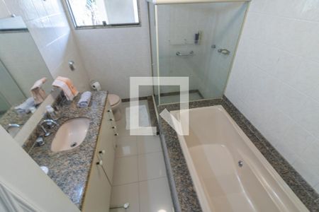 Casa de condomínio para alugar com 420m², 5 quartos e 4 vagasSuíte 1 - Banheiro