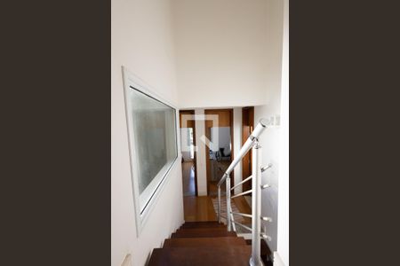 Casa de condomínio para alugar com 140m², 3 quartos e 2 vagasEscada