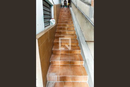 Casa à venda com 100m², 2 quartos e 2 vagas Casa à venda com 100m², 2 quartos e 2 vagasEscada da Área de Serviço