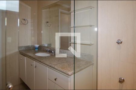 Casa de condomínio à venda com 300m², 4 quartos e 2 vagasBanheiro da Suíte 1