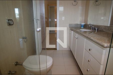 Casa de condomínio à venda com 300m², 4 quartos e 2 vagasBanheiro da Suíte 1