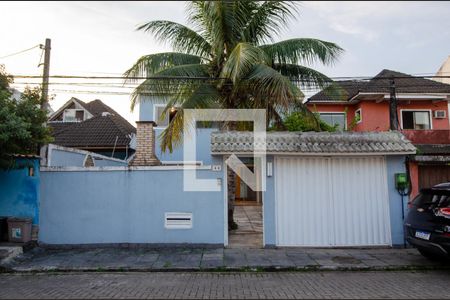 Casa de condomínio à venda com 300m², 4 quartos e 2 vagasFachada