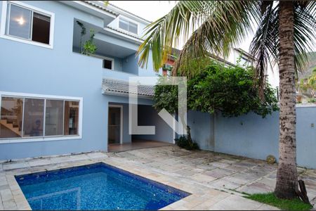 Casa de condomínio à venda com 300m², 4 quartos e 2 vagasQuintal