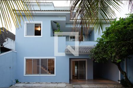 Casa de condomínio à venda com 300m², 4 quartos e 2 vagasFachada