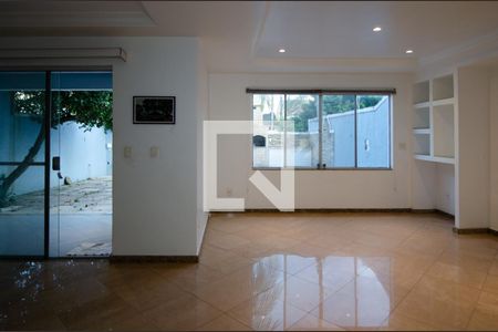 Sala de casa de condomínio à venda com 4 quartos, 300m² em Vargem Pequena, Rio de Janeiro