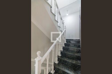 Escada de casa para alugar com 3 quartos, 236m² em Parque das Nações, Santo André