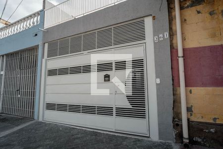 Casa para alugar com 200m², 2 quartos e 2 vagasFachada