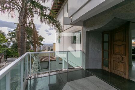 Entrada de casa para alugar com 8 quartos, 900m² em Mangabeiras, Belo Horizonte
