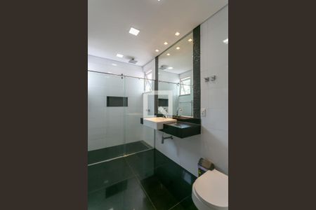 Casa à venda com 900m², 8 quartos e 4 vagasBanheiro dos Quartos 1 e 2