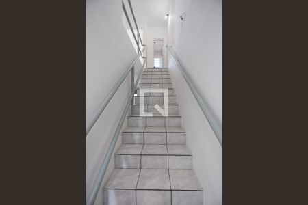 Casa para alugar com 100m², 2 quartos e sem vagaEscada para os quartos