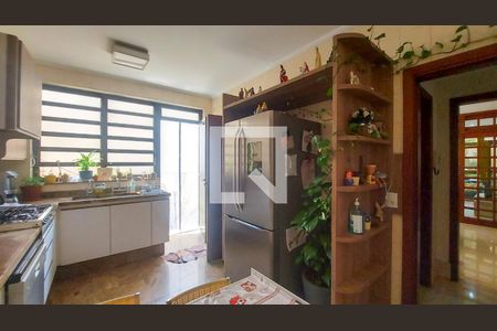 Casa à venda com 353m², 5 quartos e 4 vagasCozinha 