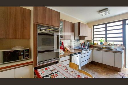 Casa à venda com 353m², 5 quartos e 4 vagasCozinha 