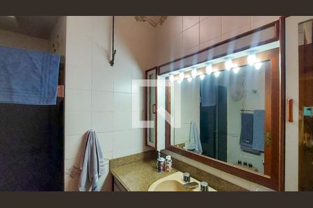 Casa à venda com 353m², 5 quartos e 4 vagasBanheiro 