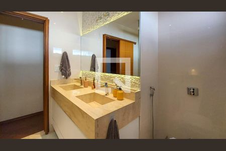 Casa à venda com 353m², 5 quartos e 4 vagasBanheiro do Quarto 3 