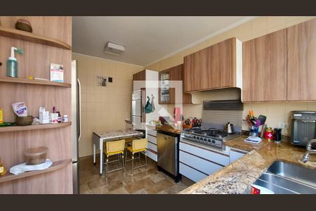 Casa à venda com 353m², 5 quartos e 4 vagasCozinha 