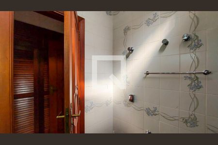 Casa à venda com 353m², 5 quartos e 4 vagasBanheiro do Quarto 2