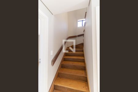 Apartamento à venda com 220m², 4 quartos e 3 vagas Apartamento à venda com 220m², 4 quartos e 3 vagasEscada