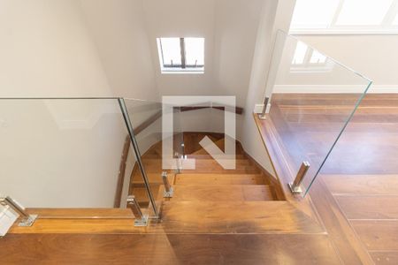 Apartamento à venda com 220m², 4 quartos e 3 vagas Apartamento à venda com 220m², 4 quartos e 3 vagasEscada