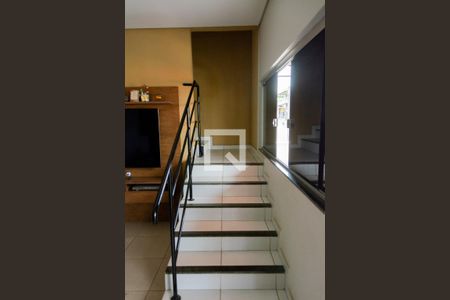 Casa à venda com 280m², 3 quartos e 2 vagas Casa à venda com 280m², 3 quartos e 2 vagasEscada