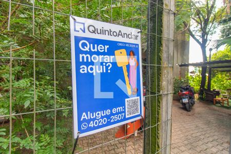 Casa à venda com 450m², 5 quartos e 3 vagas Casa à venda com 450m², 5 quartos e 3 vagasFachada