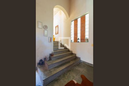 Casa à venda com 450m², 5 quartos e 3 vagas Casa à venda com 450m², 5 quartos e 3 vagasEscada