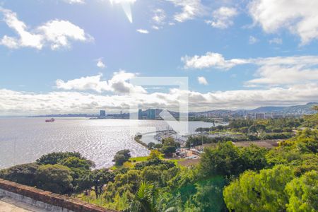 Casa à venda com 450m², 5 quartos e 3 vagas Casa à venda com 450m², 5 quartos e 3 vagasTerraço