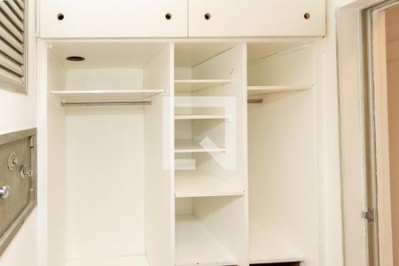 Apartamento à venda com 175m², 3 quartos e 2 vagas Apartamento à venda com 175m², 3 quartos e 2 vagasCloset da suíte