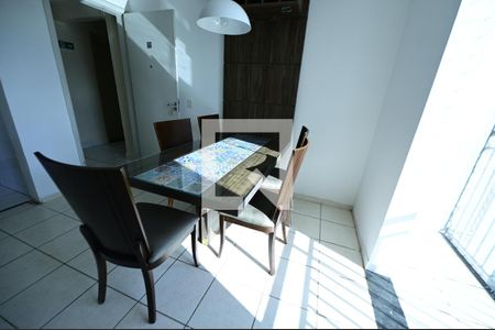 Mesa  de apartamento para alugar com 3 quartos, 70m² em Jardim Maria Inês, Aparecida de Goiânia