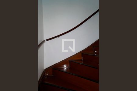 Casa para alugar com 120m², 2 quartos e 1 vaga Casa para alugar com 120m², 2 quartos e 1 vagaEscada